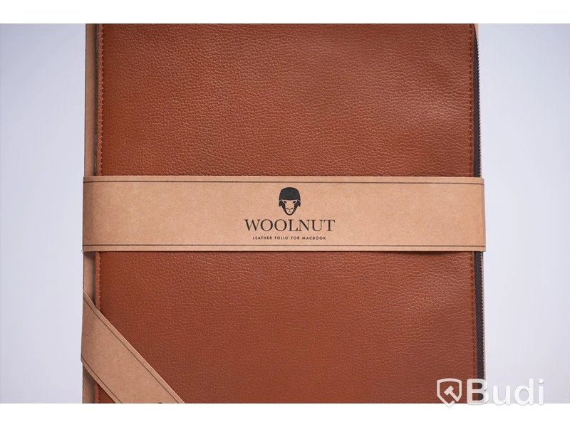 Läderfodral för MACBOOK PRO / WOOLNUT / 16-INCH
